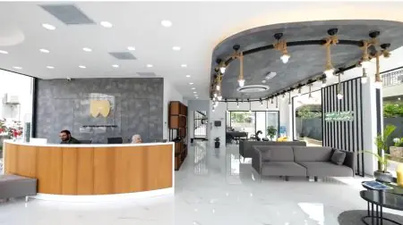 منطقة الاستقبال والانتظار في Smile & Holiday Dental Clinic بديكور عصري