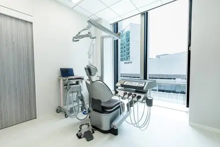 غرفة علاج الأسنان بمعدات حديثة في عيادة TIMC OSAKA، اليابان
