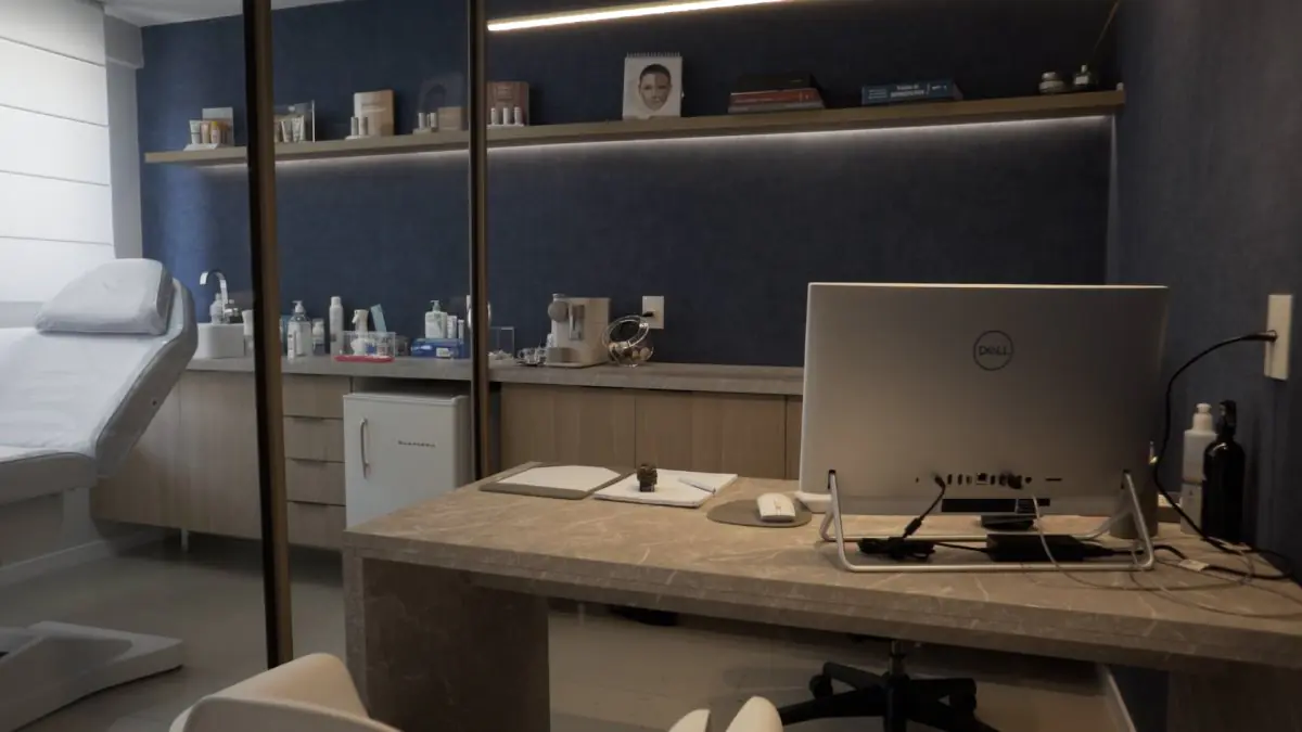 Consultation room at Renata Ralha clinic with exam chair and modern equipment