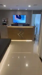 مكتب استقبال في عيادة Renata Ralha بديكور عصري وشعار