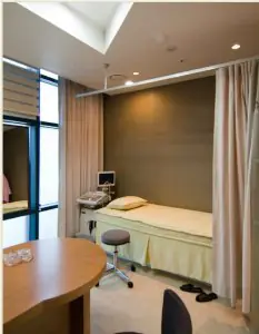 Sala de recuperación de pacientes en Umnagumo Plastic Surgery con equipo médico