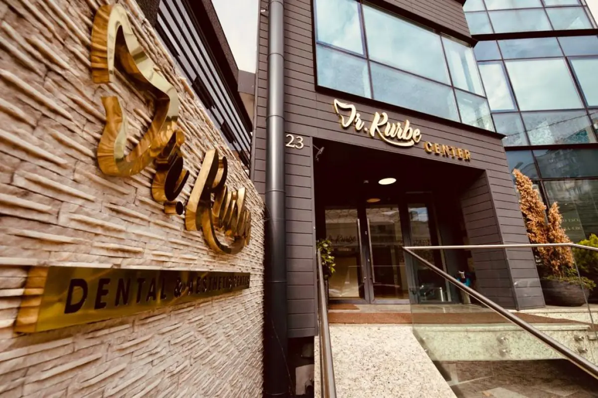 واجهة عيادة Dr. Kurbe Dental & Aesthetic Center بواجهة زجاجية حديثة