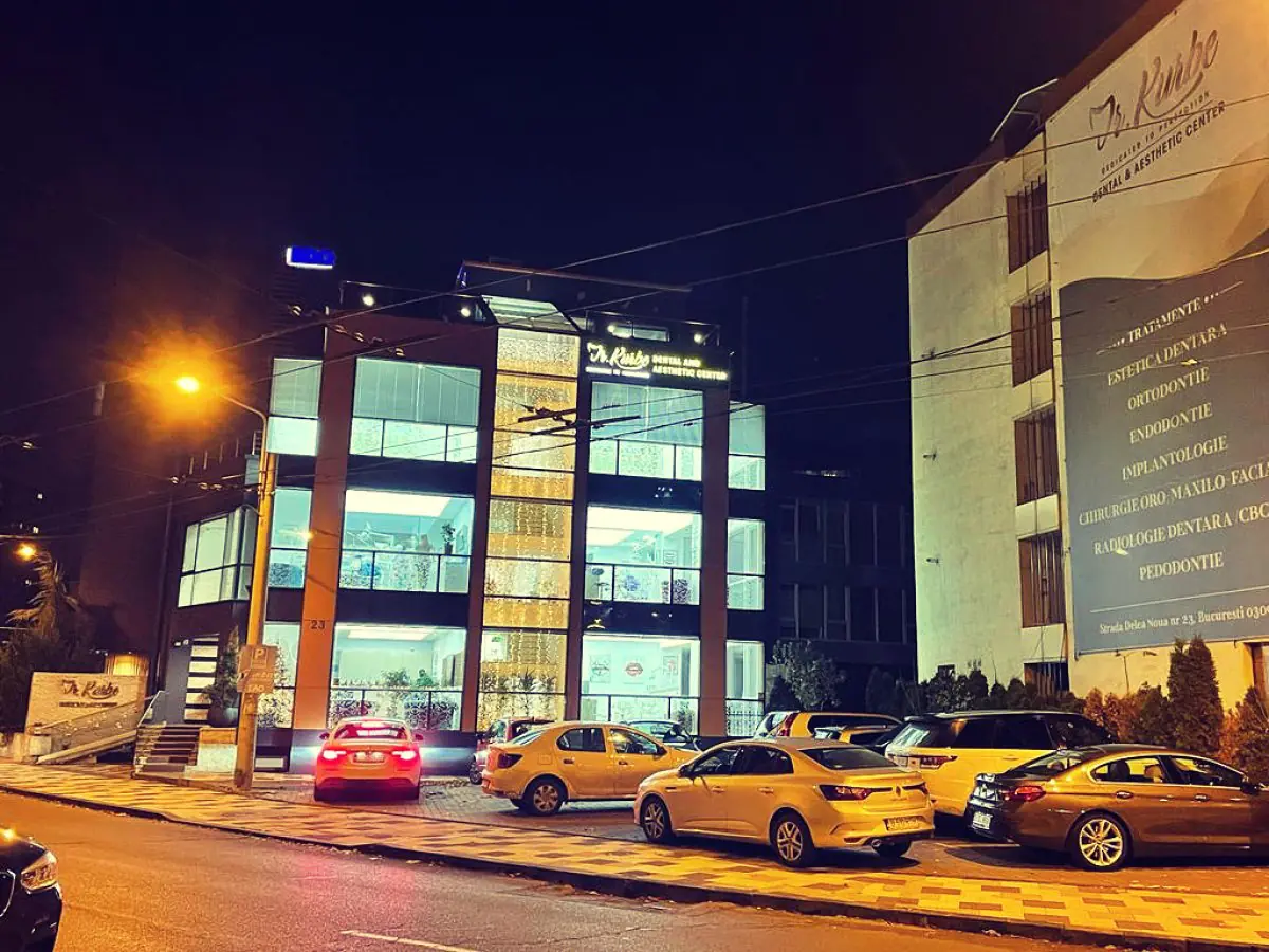واجهة مركز Dr. Kurbe Dental & Aesthetic Center في بوخارست ليلاً