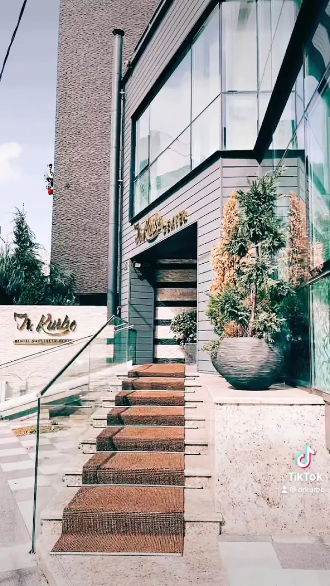 واجهة مركز Dr. Kurbe Dental & Aesthetic Center بتصميم خارجي حديث
