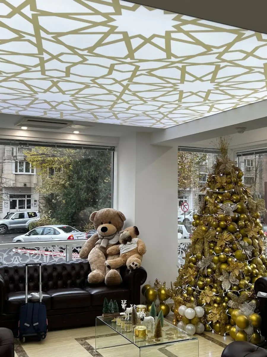 Sala de espera en Dr. Kurbe Dental & Aesthetic Center con decoración festiva y peluches