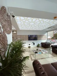 منطقة الانتظار في مركز Dr. Kurbe Dental & Aesthetic Center بديكور عصري في اسطنبول