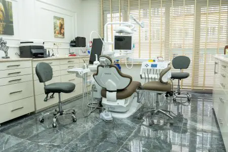 غرفة علاج أسنان حديثة في All On Dental Istanbul مزودة بمعدات متطورة