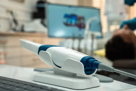 ماسح أسنان رقمي في عيادة All On Dental Istanbul، معدات طب أسنان حديثة
