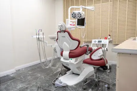 غرفة علاج أسنان حديثة في All On Dental Istanbul مزودة بمعدات متطورة