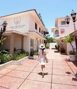 الواجهة الخارجية لعيادة Punta Cana Family Dental Clinic بتصميم متوسطي