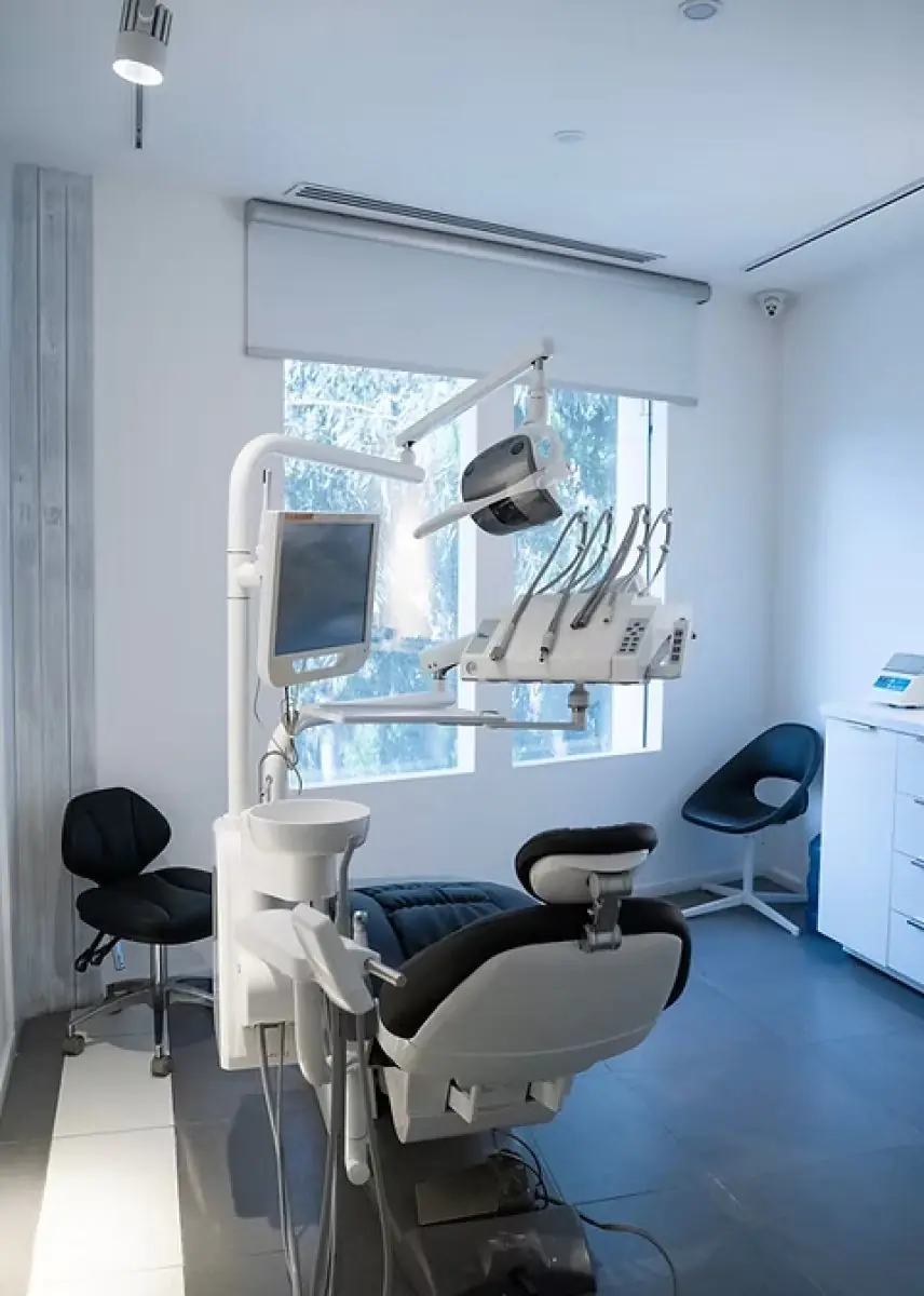 Modern dental treatment room at Dr. Moath Endodontics with advanced equipment