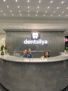 مكتب استقبال في Dentsilya Oral and Dental Health Polyclinic بديكور عصري