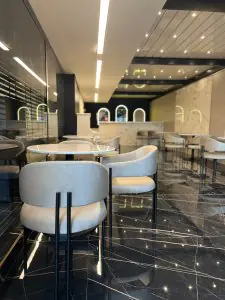 منطقة انتظار حديثة في Dentsilya Oral and Dental Health Polyclinic بديكور رخامي