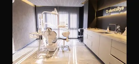 غرفة علاج أسنان حديثة في Dentsilya Oral and Dental Health Polyclinic