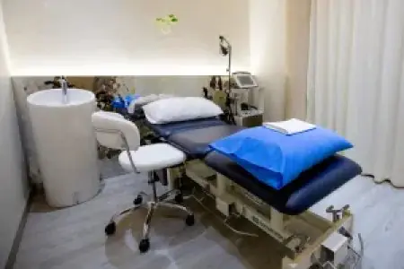 Sala de tratamiento moderna en Chincheewa Health Care Clinic con equipo médico