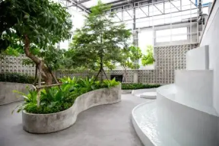Jardín interior con paisajismo moderno en Chincheewa Health Care Clinic