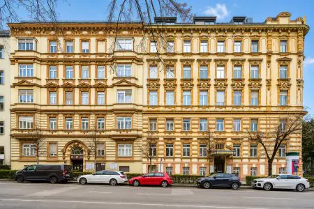 Fachada de la clínica Confraternitaet & Goldenes Kreuz en Viena, Austria