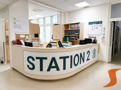 Mostrador de recepción en Confraternitaet & Goldenes Kreuz Private Clinic, Viena, Estación 2