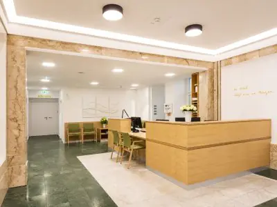 Área de recepción en Confraternitaet & Goldenes Kreuz Private Clinic, Viena, diseño moderno
