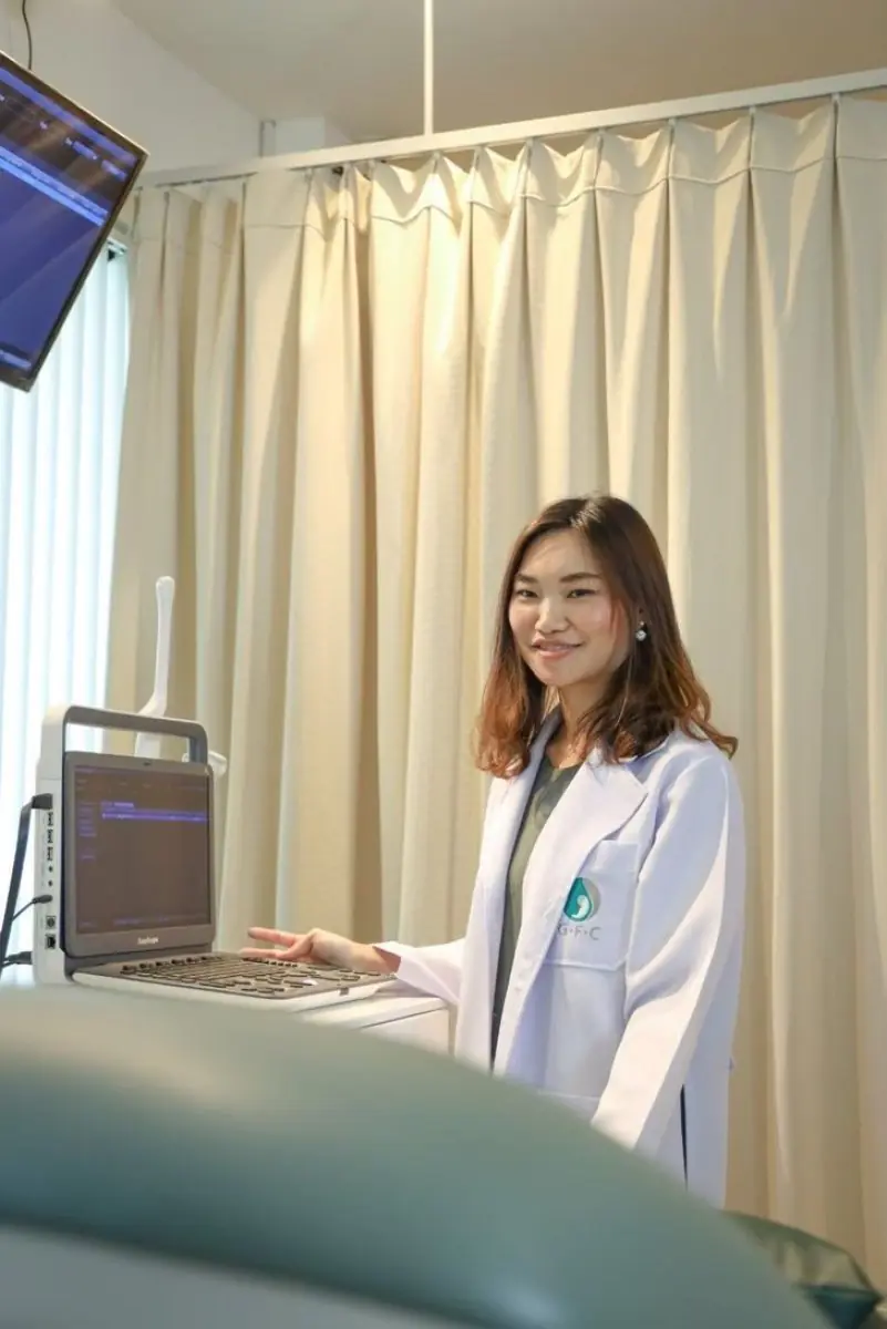 Médecin du Genesis Fertility Center avec échographe en salle d'examen