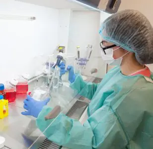 فني مختبر يعمل على زراعة الخلايا في عيادة BIOAGE