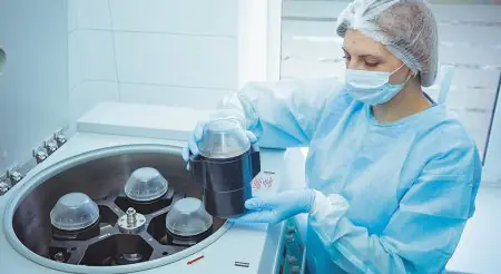 فني مختبر يستخدم جهاز الطرد المركزي في مركز BIOAGE Clinic الطبي