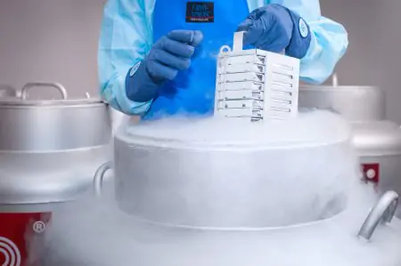 خزان تخزين التجميد للخلايا الجذعية في عيادة BIOAGE