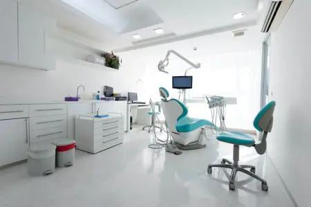 غرفة علاج أسنان حديثة في Flamingo Dental Clinic مزودة بمعدات متطورة