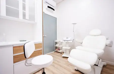 غرفة علاج أسنان حديثة في Flamingo Dental Clinic مع معدات وكرسي للمريض
