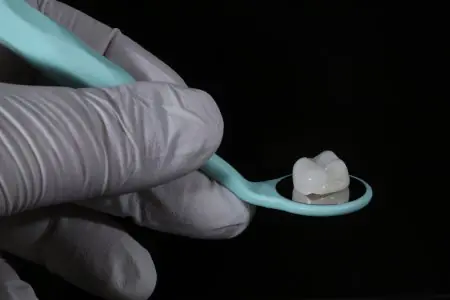 تاج أسنان على مرآة في Flamingo Dental Clinic، تعويضات حديثة