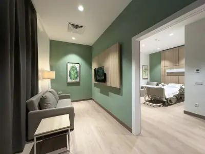 غرفة مرضى بتصميم حديث وسرير مستشفى في مستشفى Tusa