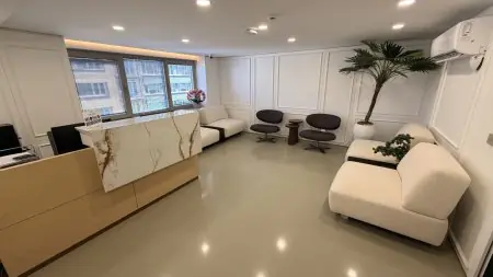 منطقة الاستقبال والانتظار في عيادة د. سيبيل جوكشير لطب الأسنان، تصميم داخلي حديث