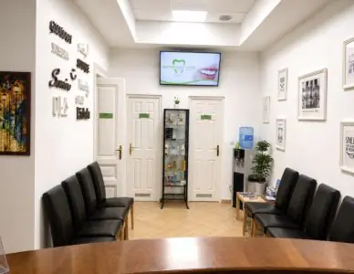 Sala de espera en Dentium Implant Center con asientos modernos y decoración