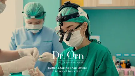 فريق جراحة زراعة الشعر في غرفة العمليات بمركز Dr.Orn Medical Hair