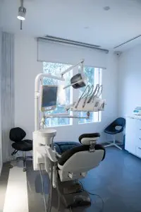 غرفة علاج أسنان حديثة في عيادة Dr. Moath Endodontics and dental care