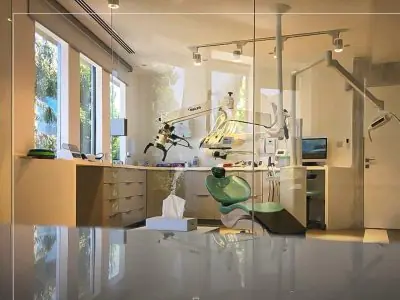 غرفة علاج أسنان حديثة في عيادة Dr. Moath Endodontics and dental care