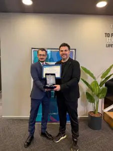 Personal de la clínica del Dr. Zülfü Sertkaya recibiendo premio a la excelencia médica