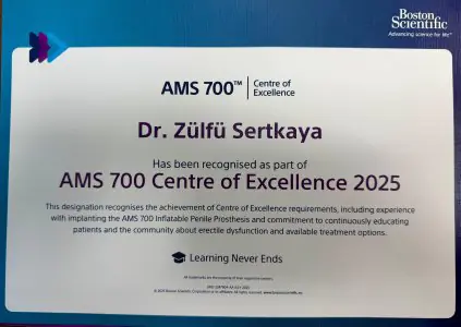 Certificado AMS 700 Centro de Excelencia 2025 para la clínica de salud masculina Dr. Zülfü Sertkaya