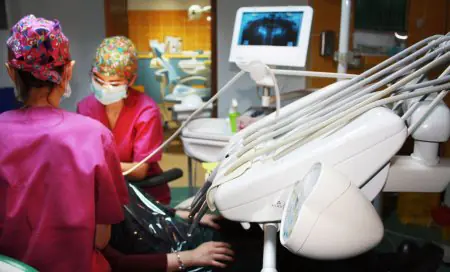 غرفة علاج الأسنان في Didenta Implantology Art مع معدات حديثة وطاقم طبي