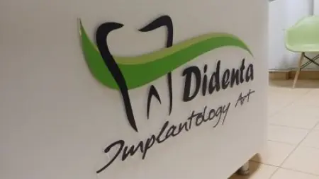 مكتب استقبال مع شعار عيادة Didenta Implantology Art في عيادة الأسنان