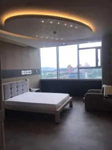 غرفة مرضى في مستشفى NP Istanbul Brain Hospital بسرير حديث وإطلالة على المدينة