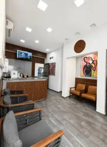 منطقة الاستقبال والانتظار في DENTAL CLINIC SHTERN بديكور عصري