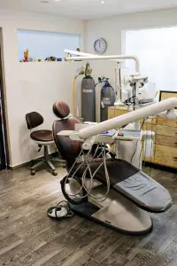 غرفة علاج أسنان بمعدات حديثة في DENTAL CLINIC SHTERN