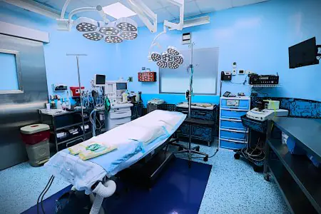 غرفة عمليات في عيادة Dr. César De La Rosa لجراحة التجميل بمعدات طبية متقدمة