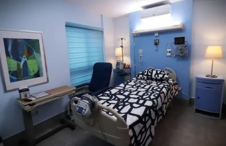 غرفة مرضى في عيادة Dr. César De La Rosa مزودة بمعدات طبية حديثة