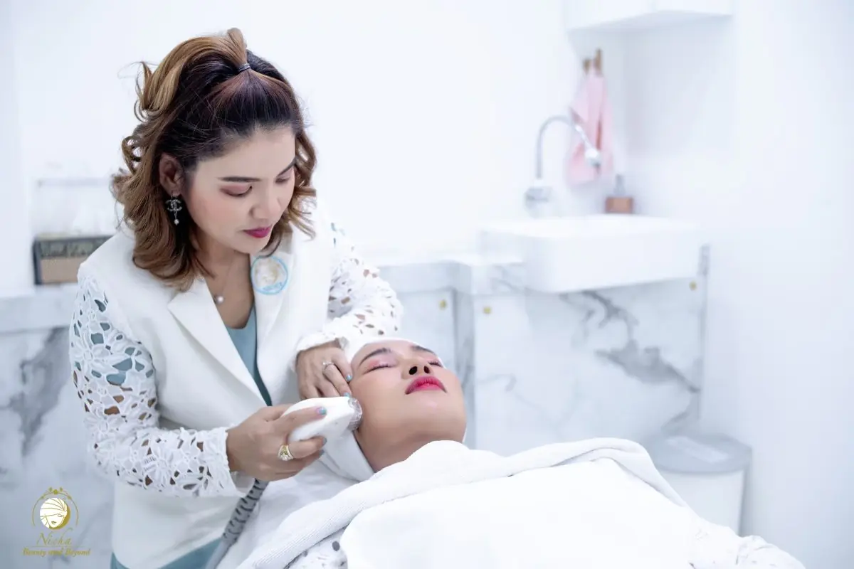 Salle de soins esthétiques du visage à Nicha Clinic Pattaya avec équipement moderne
