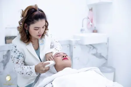 غرفة علاج تجميل الوجه في Nicha Clinic Pattaya بمعدات حديثة