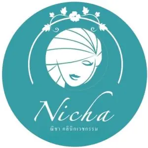 شعار عيادة Nicha Pattaya مع وجه أنثوي وزخرفة زهرية