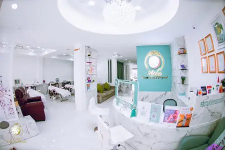 منطقة الاستقبال والعلاج في Nicha Clinic Pattaya، ديكور حديث وجمالي