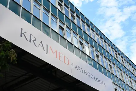 الواجهة الخارجية لعيادة Krajmed لطب الأنف والأذن والحنجرة بواجهة زجاجية حديثة